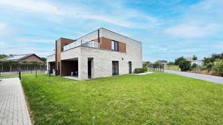 Dit instapklaar appartement vindt u op een boogscheut van het Breese stadscentrum, dichtbij de kanaalkom. De eigenaar koos voor een hoogwaardige afwerking en energiezuinige opbouw; het pand is voorzien van zonnepanelen.<br /><br />Door de gelijkvloerse ligging en het stadscentrum + natuur op wandelafstand, kan u levenslang wonen op deze locatie .<br />Het appartement bevindt zich achteraan het perceel van dit kleinschalige woonproject, op een locatie met veel rust en bijhorende privacy.<br /><br />INDELING:<br />Gelijkvloers:<br />- Inkomhal<br />- Leefruimte: zit- en eethoek<br />- Keuken met eiland<br />- Badkamer<br />- 1 tweepersoons slaapkamer<br />- 1 éénpersoons slaapkamer<br />- Gastentoilet<br />- Berging<br /><br />Tuin: <br />- Gazon<br />- Ruim overdekt terras met buitenkraan<br />- Carport / buitenberging met aansluiting voor stroom (eventueel voor opladen van de wagen)<br /><br />Algemeen:<br />- Keramische tegelvloeren - parketuitzicht<br />- Instapklaar (alles werd reeds geschilderd!)<br />- Huisdieren: enkel in overleg met de eigenaar<br />- E-peil= 20)<br />- Zonnepanelen aanwezig (9x)<br /><br />Provisie gem.kost : € 60,--/maand<br />BESCHIKBAARHEID: direct / in overleg met eigenaar<br /><br /><br /><br />