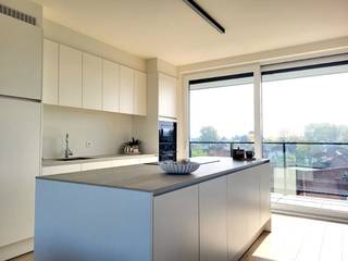 Ruim en <u><strong>energiezuinig 2-slaapkamer dakappartement</strong></u> omgeven door terrassen gelegen op de derde verdieping van het nieuwbouwproject 'Les Moineaux'.<br />Dit zonovergoten appartement wordt volledig afgewerkt met keuze uit hoogwaardige materialen en omvat:<br />Inkom met toilet, ruime woonkamer met open en volledig geïnstalleerde keuken uitgevende op het ruime hoekterras van 25,04 m² en een tweede terras van 5,07 m², berging, badkamer en 2 slaapkamers, waarvan één uitgevende op het derde terras van 7,49 m². <u><strong>Inclusief parkeerplaats en berging.</strong></u><br />Het appartement zal verwarmd worden door middel van geothermische vloerverwarming en zal voorzien zijn van zonnepanelen waardoor het appartement bijna energieneutraal zal zijn (BEN-norm), hierdoor geniet u gedurende 5 jaar van een vermindering van 100% op de onroerende voorheffing.<br /><strong>Prijs inclusief alle kosten (21% BTW, registratierechten en notariskosten).</strong>
