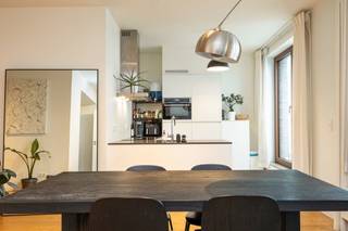 Zonnig en comfortabel appartement gelegen op het Eilandje. <br />Entree met gastentoilet leidt naar een ruime woonkamer. De open keuken voorzien van alle gebruikelijke toestellen geeft rechtstreeks toegang tot een Zuid-West georiënteerd terras. <br />Vervolgens beschikt het appartement over een eerste slaapkamer dewelke tevens kan gebruikt worden als thuiswerkkantoor of dressing. De hoofdslaapkamer heeft aanpalend een eigen badkamer voorzien van wastafel en bad. Een tweede badkamer is uitgerust met een douche. <br />Bijkomend is er een staanplaats te koop aan 35.000 euro.