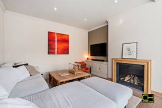 Deze open bebouwing is gelegen in een rustige en residentiële wijk in Lovendegem, met een vlotte verbinding naar Gent en omringende gemeenten. Winkels, scholen en openbaar vervoer liggen bovendien in de directe omgeving. De woning combineert een aangename ligging met ruimte, comfort en energiezuinig wonen, en situeert zich op een perceel van 569 m² met een bewoonbare oppervlakte van 251 m². <br /><br />Via de inkomhal met gastentoilet betreedt u de woning. Op het gelijkvloers geniet u van een lichtrijke woonkamer en een volledig geïnstalleerde keuken. Verder is er een praktische berging, een wasplaats en een bureauruimte aanwezig. <br /><br />Op de eerste verdieping bevinden zich drie volwaardige slaapkamers, elk uitgerust met ingemaakte kasten wat zorgt voor een optimaal ruimtegebruik. Daarnaast zijn er twee badkamers en een extra bergruimte aansluitend aan één van de slaapkamers. <br /><br />Verder beschikt de woning over een zolder, een aangenaam terras en een zonnige volledig afgesloten tuin, perfect om in alle rust van het buitenleven te genieten. <br /><br />Met een EPC-score B, conforme elektriciteitskeuring en de aanwezigheid van zonnepanelen, is deze woning bovendien energiezuinig en instapklaar, zonder renovatieverplichting. <br /><br />Bezoekmomenten donderdag 23 april'26 en zaterdag 25 april'26 <strong>VOLZET. </strong>U kan het pand nog bezichtigen op <strong>vrijdag 24 april'26 van 15u00 tot 17u00</strong>, mits het maken van een afspraak via 09 395 05 40 of verkoop@concept-home.be