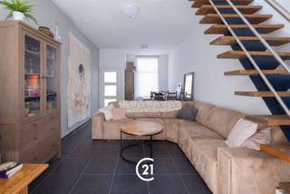 <p>Are you looking for an interesting investment or a comfortable home for studying children? Then this completely renovated closed building at Wilgestraat 60 in Ghent is definitely worth a visit.</p><p>The house underwent a thorough renovation in 2021 and has been carefully maintained ever since. In recent years it has been occupied by the owner's student children, making it perfect as an investment for student housing, owner-occupancy or classic rental.</p><p>On the ground floor there is a pleasant and spacious living room that connects to the fully equipped kitchen. Thanks to the practical layout, you will enjoy a comfortable living space here.</p><p>The second floor has a spacious bedroom and a well-kept bathroom. On the second floor there are two more full bedrooms, one of which is a duplex room with an attractive sleeping area under the roof.</p><p>Advantages:</p><p>* Completely renovated in 2021<br />* 3 spacious bedrooms<br />* Ideal as an investment or for studying children<br />* Fitted kitchen<br />* Natural gas central heating<br />* Electrical installation compliant<br />* EPC label C<br />* Valid certificate of conformity available<br />* Located in a convenient location near schools, universities, public transportation and all amenities</p><p>Interested in this move-in ready home with excellent rental potential? <br />Plan a visit now at our 1st visit time on Tuesday, June 9!</p>