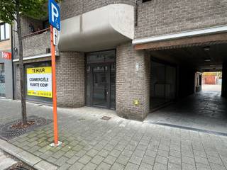Centraal gelegen handelsruimte in hartje Geel!<br /><br />Deze winkelruimte van 117 m² is gelegen op 100m van de Geelse markt. In de nabije omgeving zijn andere handelaars, scholen, horeca en publieke parking aanwezig.<br /><br />Dit pand is geschikt voor het uitbaten van een winkel, maar kan ook gebruikt worden voor andere doeleinden. <br /><br />Achteraan het gebouw is er tevens voldoende gemeenschappelijke parking. <br /><br />Dit pand beschikt zowel over een hoofdingang aan de voorzijde maar ook een zijdeur die bereikbaar is via de doorrit. <br /><br />Door de grote etalage en ramen komt er voldoende lichtinval binnen waardoor het aangenaam shoppen is.<br /><br />Dit pand is onmiddellijk beschikbaar.<br /><br />Troeven:<br />- nieuwe cv ketel<br />- Centrum Geel<br /><br />Heeft u interesse in een bezichtiging? Contacteer ons via mail of via het nummer 014 58 02 08.