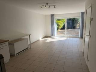 <p><span>LUMINEUS EN GEZELLIG GELIJKVLOERS-APPARTEMENT MET 1 SLAAPKAMER EN ZUID-GEORIËNTEERDE TUIN</span></p><p><span>rustige ligging met vlotte bereikbaarheid via A12</span></p><p><span> </span></p><p><span>Inkomhal / wc met handwas / living met eetplaats en ingerichte open keuken (totale opp.: 30m²) met toegang tot zuid-georiënteerd terras en tuin / berging / slaapkamer (12m²) / ruime badkamer (6m²) met dubbele wastafel, ligbad en douche.</span></p><p><span>Tuin / gemeenschappelijke fietsenberging.</span></p><p><span> </span></p><p><span>Appartement is voorzien van warmtepomp lucht-lucht (airco) in de living, raamdecoratie en lichtarmaturen.</span></p><p><span> </span></p><p><span>Voldoende parkeergelegenheid in de nabije omgeving.</span></p><p><span> </span></p><p><span>Lasten: € 30 / maand.</span></p><p><span> </span></p><p><span>Appartement is bewoonbaar door maximaal 2 personen.</span></p><p><span> </span></p>