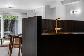Wij stellen u graag dit charmante appartement voor op de Bondgenotenlaan in Leuven, gelegen in een historisch gebouw met slechts 8 entiteiten. Het pand werd met veel zorg gerenoveerd, met behoud van het authentieke karakter en een stijlvolle gemeenschappelijke inkomhal met originele details. Dit appartement bevindt zich op de benedenverdieping en combineert comfort met een gezellige buitenruimte. U komt binnen in de leefruimte met open keuken, die praktisch is ingericht en mooi aansluit op het geheel. Daarnaast is er een apart gastentoilet, wat extra gemak biedt. Verder beschikt het appartement over één slaapkamer en een badkamer met douche, lavabo en toilet. Als extra troef geniet u van een gezellig terras, een zeldzame meerwaarde op deze locatie. Achteraan kan u bovendien gebruikmaken van de uitzonderlijk ruime gemeenschappelijke tuin. Kortom: een aangenaam appartement op een absolute topligging in Leuven, ideaal voor eigen bewoning of als interessante investering. Interesse? Contacteer ons via info@homies.be of 016 22 82 22.<br />