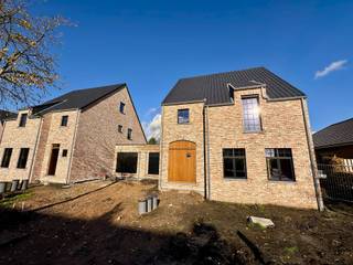 Ontdek dit kleinschalige, exclusieve nieuwbouwproject van slechts twee riante, vrijstaande woningen (ca. 294 m² bruto per woning!). Gelegen op...