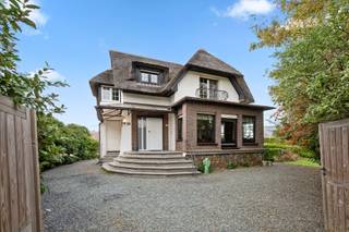 <p><strong>Instapklare, gerenoveerde villa met landelijke charme op hoekperceel en uitstekende ligging</strong></p>
<p>Ontdek deze karaktervolle, gerenoveerde villa met een warme landelijke uitstraling, gelegen op een mooi hoekperceel. De woning geniet van een vlotte verbinding naar Heist-op-den-Berg, Hulshout, Westmeerbeek en omliggende gemeentes.</p>
<p>Bij aankomst word je verwelkomd via een charmante oprit met houten poort, die toegang biedt tot de stijlvolle inkomhal. Hier vind je meteen een praktische vestiaire en de trap naar de bovenverdieping.</p>
<p>De gezellige leefruimte straalt warmte en charme uit dankzij de visgraat parketvloer en pelletkachel. Grote raampartijen zorgen voor een mooie lichtinval en bieden uitzicht op de tuin. Aansluitend ligt de volledig ingerichte keuken, uitgerust met moderne toestellen en voldoende opbergruimte.</p>
<p>Op de eerste verdieping bevindt zich een recent vernieuwde badkamer met lavabomeubel en ligbad. Daarnaast zijn er drie ruime slaapkamers, waarvan één met een aparte dressing. De volledige bovenverdieping werd recent voorzien van nieuwe elektriciteit en een nieuwe vloerafwerking.</p>
<p>De woning beschikt over een ruime ondergrondse garage met plaats voor twee wagens én extra bergruimte.</p>
<p>Buiten geniet je van een aangenaam terras, een grote tuin met tuinhuis en tuinberging. Het perceel is volledig omheind en afsluitbaar via poorten aan beide opritten.</p>
<p>In 2018 werd de verwarmingsinstallatie volledig vernieuwd en voorzien van een energiezuinige condensatieketel.</p>
<p><strong>Samengevat</strong>: een instapklare villa met ruime tuin, karaktervolle afwerking en uitstekende ligging. Ideaal voor wie op zoek is naar rust, comfort én bereikbaarheid.</p>