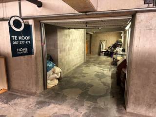 Ruime ondergrondse garagebox te koop op toplocatie in Residentie Proostdij – Kortemark<br /><br />Op zoek naar een veilige en praktische parkeer- of opslagoplossing in het centrum van Kortemark? Deze uitzonderlijk ruime ondergrondse garagebox in Residentie Proostdij, gelegen aan de Markt van Kortemark, biedt een unieke kans.<br /><br />De garage onderscheidt zich door haar dubbele lengte, waardoor er niet alleen plaats is voor een wagen, maar tevens extra ruimte beschikbaar is voor fietsen, motoren, opslag of hobbygerief. Dankzij de ondergrondse ligging geniet u van optimale veiligheid en bescherming tegen weersinvloeden.