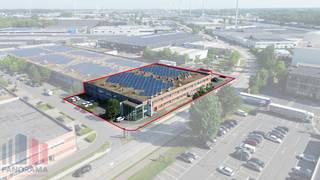 Langs de <strong>Pathoekeweg in Brugge </strong>bevindt zich dit veelzijdige bedrijfscomplex op een totale <strong>grondoppervlakte van 4.890 m²</strong>, bestaande uit een <strong>logistiek magazijn van +/- 2.031 m²</strong>, kantoorruimtes op het gelijkvloers van in totaal 1.160 m² en verschillende kleinere kantoorruimtes op de eerste verdieping van samen +/- 778 m². <br /><br />Het magazijn met een vrije hoogte van 6 m is uitgerust met <strong>2 laadkades en een sectionale poort</strong> en werd opgetrokken in een solide betonnen constructie met een mooie overspanning, een betonnen dak afgewerkt met roofing, polybetonvloer en TL-verlichting.<br /><br />De kantoorruimtes beschikken over een aparte inkomhal met receptie. Via trap of lift bereikt u de kantoren op de eerste verdieping, afgewerkt met een computervloer voor elektriciteit en databekabeling, dubbele isolerende beglazing in aluminium schrijnwerk en een verlaagd plafond met geïntegreerde LED-verlichting en airco units. Er zijn verschillende sanitaire- en eetruimtes aanwezig.<br />Het gebouw beschikt over alle nodige nutsvoorzieningen, waaronder drijfkracht, stadswater, telefonie, internet en airconditioning in de kantoren. +/- 25 parkeerplaatsen op de site.<br /><br />Dankzij de strategische ligging op industriezone Herdersbrug geniet het pand van een uitstekende bereikbaarheid via de Expresweg Brugge en de belangrijke verkeersassen E40, E403 en A11.<br /><br />EPC attesten : 20250113-0003475074-GD<br />20250113-0003474399-KNR<br />20250113-0003475066-KNR<br />20250113-0003475162-KNR<br />20250113-0003475235-KNR<br />20250113-0003475272-KNR<br /><br />Contacteer <strong>PANORAMA B2B</strong> voor meer inlichtingen, plannen of een vrijblijvend plaatsbezoek via <strong>0479 70 70 73</strong>.