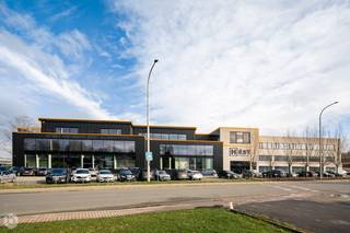 Op een toplocatie in Heist-op-den-Berg, binnen de moderne KMO-hub “Hest”, bevindt zich deze hoogwaardig afgewerkte en polyvalente kantoorruimte met tal van mogelijkheden. Dankzij de centrale ligging nabij belangrijke invalswegen geniet u hier van een uitstekende bereikbaarheid en een vlotte verbinding met de ruime regio.<br /><br />Het pand beschikt over een totale oppervlakte van maar liefst 475 m² en biedt een flexibele indeling die u volledig kan afgestemmen op de noden van uw onderneming. De grote raampartijen zorgen doorheen het volledige kantoor voor een aangename, overvloedige lichtinval en een inspirerende werkomgeving. Bij het betreden van het gebouw komt u in een ruime inkomhal met vestiaire en sanitaire voorzieningen, gevolgd door een stijlvolle wachtzone met volledig uitgeruste koffiehoek. De eerste zone omvat vijf afzonderlijke kantoorruimtes en een vergaderzaal, ideaal voor teams die nood hebben aan zowel individuele werkplekken als overlegmogelijkheden. De tweede zone beschikt over een extra zithoek met koffiecorner, biedt plaats aan acht bureaus en omvat eveneens een ruime vergaderzaal. Daarnaast beschikt het pand over een volledig ingerichte keuken met eetruimte, een praktische locker- of archiefruimte en een riant terras van maar liefst 216 m², perfect voor informele meetings of ontspanningsmomenten met het team. <br /><br />De kantoren zijn afgewerkt met prachtige, kwalitatieve materialen en bieden een hoog comfortniveau, onder meer dankzij de verschillende airco-units en ingemaakte bureaus. De combinatie van design, functionaliteit en hoogwaardige afwerking zorgt voor een professionele en aangename werkomgeving. Bovendien beschikt het gebouw over een stijlvolle skybar met volledig uitgeruste keuken. Deze kan gehuurd worden voor events, recepties, netwerkevents of (in)formele meetings, en vormt een unieke troef voor bedrijven die graag relaties ontvangen in een bijzondere setting. Vooraan het gebouw bevindt zich een ruime parking met voldoende parkeerplaatsen voor zowel medewerkers als bezoekers.<br /><br />Dit is een onmisbare opportuniteit als u op zoek bent naar veelzijdige en ruime kantoren op een uitstekende locatie. Contacteer ons op voor meer informatie op 0474/78 07 73 of neem een kijkje op www.boonstravastgoed.be. <br /><br />Bijzonderheden:<br />- Uitstekende ligging<br />- Oppervlakte = 475 m²<br />- Polyvalente kantoorruimtes