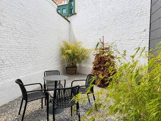 <p><span>GAND - Rue d'Ostende - Vous recherchez un bel appartement meublé d'une chambre à louer à Gand ? Alors celui-ci est peut-être exactement ce qu'il vous faut !</span></p><p><span> </span></p><p><span>Ses principaux atouts :</span></p><ul><li><span>à quelques pas de la gare de Gand-Saint-Pierre</span></li><li><span>Emplacement idéal avec les transports en commun, les commerces, les écoles, les restaurants, etc. à portée de main</span></li><li><span>Location meublée</span></li><li><span>Belle rénovation avec un espace extérieur agréable</span></li><li><span>Pièces à vivre lumineuses</span></li></ul><p><span> </span></p><p><span>Agencement :</span></p><p><span>Hall d'entrée avec placards intégrés, pièce à vivre avec cuisine ouverte, chambre, salle de bains équipée d'une douche, d'un meuble-lavabo et de toilettes.</span></p><p><span>La terrasse donne directement sur le salon.</span></p><p><span> </span></p><p><span>Informations importantes :</span></p><p><span>Disponible à partir du : 01/10/2026. Domicile obligatoire.</span></p><p><span>Loyer : 1 250 euros/mois. Charges (électricité, gaz, eau) à régler séparément.</span></p><p><span> </span></p><p><span>Cet appartement vous intéresse ? Demandez vite une visite via notre site web www.axellenaerts.be !</span></p>