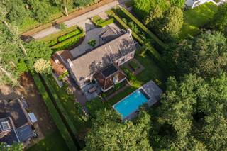 <p>Gelegen in een rustige en elegante laan met karaktervolle villa’s op royale percelen, bevindt zich deze instapklare villa met verwarmd buitenzwembad. De woning geniet van een uitzonderlijke ligging in een groene, natuurrijke omgeving, pal aan het Zoerselbos, waar rust en privacy centraal staan. Tegelijk zijn alle nodige voorzieningen en een vlotte bereikbaarheid binnen handbereik, wat deze locatie tot een zeldzame combinatie van natuur en comfort maakt.<br /><br /></p>
<p><strong>Indeling:<br /></strong><br />Inkomhal met gastentoilet. Enerzijds is er toegang tot de leefkeuken, anderzijds tot de leefruimte. De leefruimte is ingedeeld in een ruim salon met open haard, open tot in de nok van het dak, een eetkamer en een aparte bureauruimte. Deze laatste biedt op haar beurt toegang tot de dubbele inpandige garage en de wasplaats/technische ruimte.</p>
<p>De luxueus ingerichte leefkeuken is hypergeïnstalleerd en voorzien van alle hedendaags comfort (ijskast, diepvriezer, wijnkast, inductiekookplaat, dubbele dampkap, ruime traditionele oven, combi-oven, stoomoven, warmhoudlade, dubbele spoelbak en aanrecht- en werk-/eeteiland in composiet, …).</p>
<p>Vanuit de keuken is er toegang tot het overdekte en afsluitbare terras met open haard, dat op zijn beurt toegang biedt tot een extra garage. Aan de andere zijde van de woning bevindt zich bovendien een ruime carport.</p>
<p><strong>Verdieping:<br /></strong><br />Overloop met toegang tot de hoofdslaapkamer met dubbele dressing en een ruime badkamer en suite (ligbad, inloopdouche, dubbele lavabo en toilet). Slaapkamers 2 en 3 beschikken over een aangewerkt bureau, een ingemaakte kastenwand en een communicerende badkamer met twee lavabo’s, ligbad en douche. Verder is er nog slaapkamer 4, een aparte wasplaats en een nachttoilet op de gang.</p>
<p>De mooi aangelegde tuin met recent vernieuwde terrassen is volledig omheind. Het zwembad wordt verwarmd via een warmtepomp.<br /><br />Beschikbaar vanaf zomer 2027.</p>
<p><strong>Bijzonderheden:<br /></strong><br />Automatische toegangspoort – bevloering in natuursteen en parket – vloerverwarming en centrale verwarming op mazout (Buderus) – dubbele beglazing – houten ramen – hoge plinten – ventilatiesysteem D – airconditioning – dakisolatie – geïsoleerde bergzolder – recent uitgevoerde schilderwerken – overal LED-verlichting – kruipruimte – alarm en buitenalarm – camerabewaking – domotica – elektriciteit conform – <strong>BESCHIKBAAR </strong>zomer 2027 - EPC-label B- 133 kWh/m² – Vg-Wp-Vv-Gvkr-Gmo-Gworg.</p>