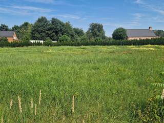 <p><span>Op een gunstige locatie te Schriek (Heist-op-den-Berg) bevindt zich deze bouwgrond voor open bebouwing op een perceel van 1035m². </span></p><p><span>U bevindt zich hier tussen twee centrale dorpen Schriek en Booischot (Pijpelheide) met winkels, scholen en lokale handelaars op fietsafstand. Nabijheid van Booischot station. Gunstige verbinding naar Aarschot en bij uitbreiding Leuven. Het bewijs dat landelijk wonen met een goede verbinding hand in hand kunnen gaan. </span></p><p><span>Deze bouwgrond gelegen rechts naast nummer 49 en aangeduid als lot 2 op het goedgekeurde verkavelingsplan biedt zeer mooie bouwmogelijkheden. <br /><br /></span></p><p><span>Bouwvoorschriften</span><span>:<br />- Bouwgrond voor open bebouwing, vrijstaande ééngezinswoning<br />- Eengezinswoningen, met inbegrip van zorgwoningen worden toegelaten.<br />- Functies complementair aan het wonen, zoals kantoorfunctie, vrij beroep en dienstverlening zijn toegelaten (zie voorwaarden)<br />- Bouwbreedte max. 16,03m<br />- Bouwdiepte max. 17m<br />- Max. nokhoogte is 11m<br />- Dakvorm plat of schuin dak toegelaten<br />- Bijgebouw max 75 m² toegelaten</span></p><p><span>Troeven:</span></p><p><span>- Bouwgrond voor vrijstaande woning<br />- Mooi onderhouden bouwgrond, bouwrijp<br />- Ruim perceel van 10a35ca<br />- Goedgekeurde verkaveling<br /><br /></span><span>Contacteer ons kantoor Dupont Vastgoed voor meer informatie op 015 15 15 15.</span></p><p><span> </span></p>