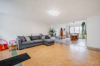 We Invest Huy stelt deze halfopen bebouwing voor, gelegen op 2 minuten van het centrum van Amay. Indeling: Gelijkvloers: woonkamer van 27 m²,...