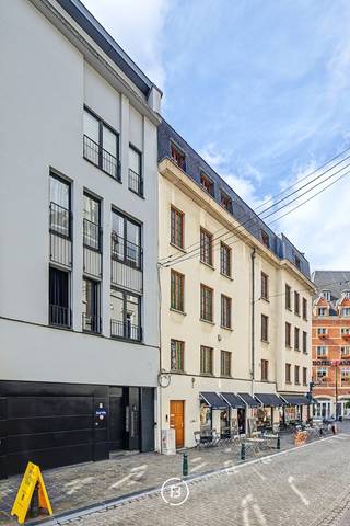 Op een centrale locatie in het hart van Brussel bevindt zich deze ruime duplex van maar liefst 127 m², gelegen op de derde verdieping van een verzorgd gebouw. Dankzij de royale oppervlakte, de twee slaapkamers en de indeling over twee verdiepingen biedt deze woning een aangename combinatie van ruimte, comfort en privacy.<br /><br />De duplex beschikt over een ruime leefruimte die voldoende mogelijkheden biedt voor een comfortabele zithoek en een afzonderlijke eetplaats. De keuken sluit hier praktisch op aan en vormt samen met de leefruimte een aangename plek om te wonen en te ontspannen.<br /><br />De woning beschikt over twee slaapkamers. De indeling zorgt voor een duidelijke scheiding tussen de leef- en slaapruimtes en biedt daardoor een aangenaam gevoel van ruimte en privacy. Daarnaast is er een badkamer en zijn er de nodige praktische voorzieningen aanwezig.<br /><br />De ligging is een absolute troef. Vanuit de woning bereikt u op korte wandelafstand de Grote Markt, talrijke winkels, restaurants, cafés en culturele bezienswaardigheden. <br /><br />Gemeenschappelijke lasten: €135/maand<br />Provisie (water, verwarming, verzekering): €150/maand
