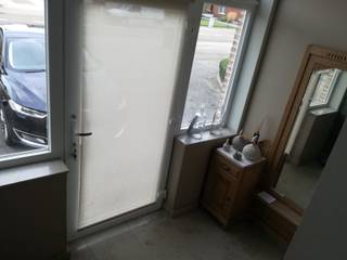 <p><span>Ruime duplex met 3 slaapkamers, terras en autostaanplaatsen in Munsterbilzen</span></p><p><span>Deze ruime en instapklare duplex is gelegen in het rustige Munsterbilzen, met een vlotte verbinding naar Genk, Hasselt en de autosnelwegen E313 en E314.</span></p><p><span>Het appartement maakt deel uit van een kleinschalige residentie met slechts drie entiteiten, waarbij elk appartement beschikt over een eigen private ingang. Hierdoor zijn er geen gemeenschappelijke delen en dus ook geen gemeenschappelijke kosten.</span></p><p><span>Bij het appartement zijn zowel een ondergrondse autostaanplaats als een autostaanplaats voor de deur inbegrepen.</span></p><p><span>De indeling is als volgt: een lichtrijke en ruime leefruimte, een praktische berging aansluitend aan de keuken en een extra berging in de kelder. Op de bovenverdieping bevinden zich drie volwaardige slaapkamers en een badkamer uitgerust met ligbad, douche en dubbele lavabo. Zowel op het eerste als het tweede verdiep is er een apart toilet aanwezig.</span></p><p><span>Daarnaast beschikt het appartement over twee terrassen: een ruim terras aan de achterzijde (keuken) en een kleiner terras aan de voorzijde (woonkamer).</span></p><p><span>Extra troeven: verwarming op aardgas en aanwezigheid van een waterontharder.</span></p><p><span> </span></p>