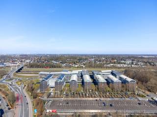 Uitzonderlijk goed bereikbare, instapklare kantoren van 1.577 m² te huur, ideaal gelegen dankzij de directe aansluiting met de R4 op slechts 1...