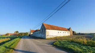 Op een idyllische locatie tussen de velden van Avelgem en Kortrijk bevindt zich deze charmante hoeve op een prachtig perceel van bijna 6.000 m².Een...