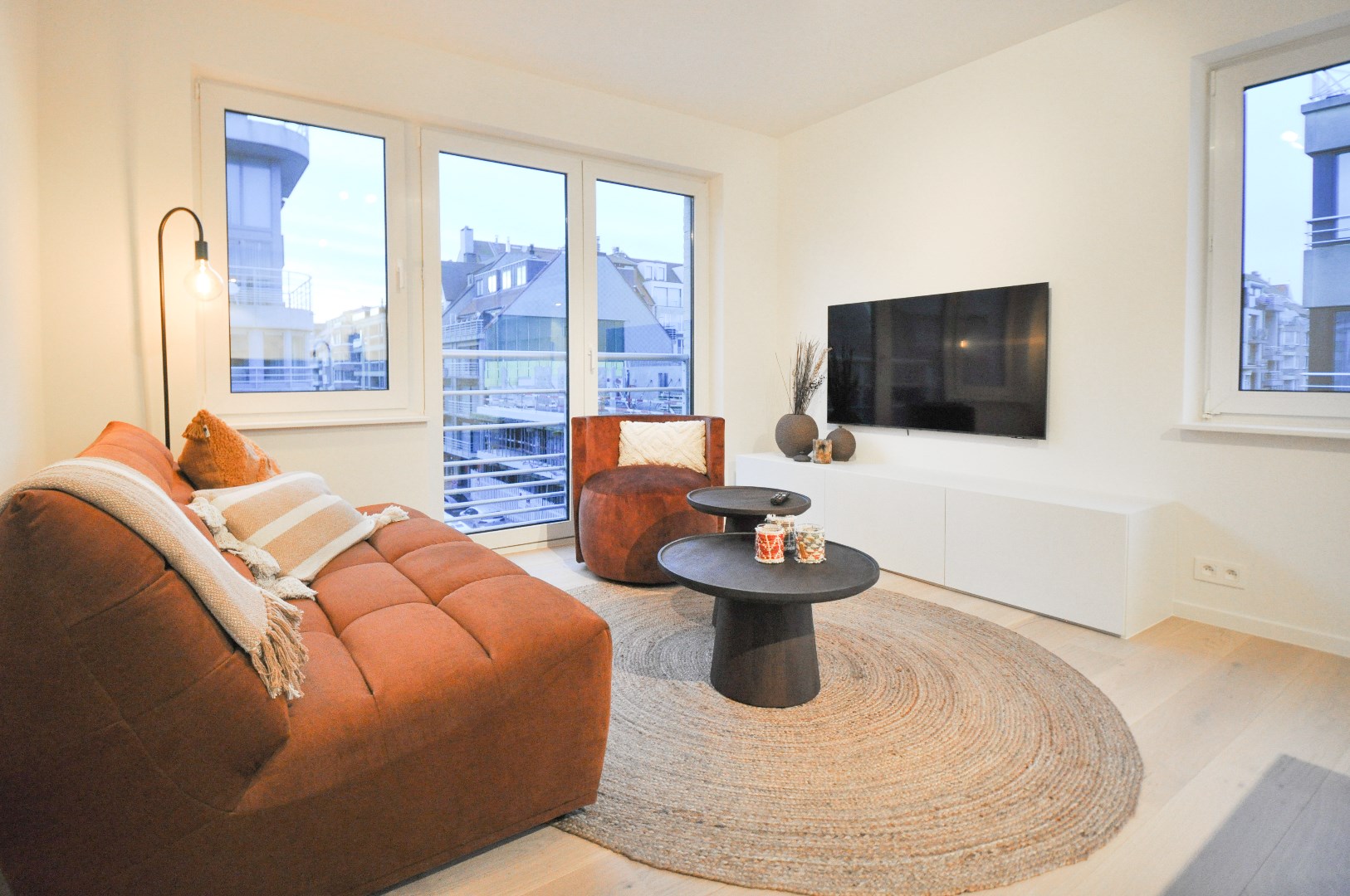 Appartement d'angle entièrement rénové, situé à quelques pas de la mer. - photo 2