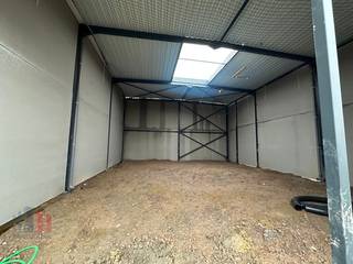 Nieuwbouw <strong>KMO-unit</strong> te koop met een oppervlakte van <strong>249 m²</strong> met <strong>130 m² casco kantoorruimte</strong> en 4 privatieve parkeerplaatsen.<br />De loods maakt deel uit van <strong>“Apollo”</strong>, een gloednieuw KMO-project bestaande uit diverse multifunctionele units vanaf 175 m² tot 720 m² (samenvoegbaar), waaronder enkele met kantoorverdieping (fase 2). Deze ontwikkeling ligt op <strong>minder dan 2 km</strong> van het op- en afrittencomplex van de <strong>E17 te Waregem</strong> – een absolute <strong>toplocatie</strong> voor ondernemers die belang hechten aan bereikbaarheid in een bedrijvige regio.<br /><br />De <strong>casco magazijnruimtes</strong> (brandklasse C) zijn opgebouwd uit een duurzame staalstructuur met geïsoleerde sandwichpanelen met afwerkingspaneel. Ze beschikken over een <strong>vrije hoogte van 6 meter</strong>, wat zorgt voor een optimaal gebruik van de ruimte. Elke unit is standaard uitgerust met een <strong>automatische sectionale poort</strong> (4 m B x 4,2 m H) met aparte toegangsdeur en bovenlicht, een lichtstraat met geïntegreerde RWA-koepel en een slijtvaste <strong>polybetonvloer </strong>(1T/m²). Tevens beschikt elke unit over een individuele regenwaterput van 15.000L.<br /><br />De <strong>casco kantoorruimte</strong> is gelegen op de <strong>1ste verdieping</strong> en is voorzien van een gemeenschappelijke <strong>trappenhal met lift</strong>. De grote raampartijen zorgen voor veel natuurlijk lichtinval en zorgen voor een aangenaam werkklimaat.<br /><br />Per unit zijn <strong>minstens twee privatieve parkeerplaatsen voorzien</strong> (niet inbegrepen in de verkoopprijs). De loodsen zijn ideaal voor uiteenlopende doeleinden zoals atelier, opslag en distributie met kantoor en/of showroom.<br /><br />De middelenverbintenis met betrekking tot de oplevering van blok 1 is gepland voor het <strong>vierde kwartaal van 2026</strong>. Grijp nu je kans en investeer in een toekomstgerichte werkomgeving op een toplocatie!<br /><br /><span><span>Contacteer <strong>PANORAMA B2B</strong> voor bijkomende (technische) inlichtingen, plannen of een vrijblijvend <strong>plaatsbezoek 056 222 256.</strong></span></span>