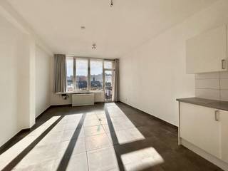 Deze instapklare studio, gelegen op de 5de verdieping is ca. 32m², goed onderhouden en van alle gemakken voorzien. <br />Er is een klein keukentje voorzien van kookfornuis (gas), koelkast en spoelbak. Ook zijn er nog voldoende kasten voor het opbergen van spullen. De badkamer werd recentelijk vernieuwd en heeft een lavabo, douche en toilet. <br />Het terras is ideaal en gelegen in het Oosten. <br /><br />Huurprijs €750,- + €50,- (provisie alg kosten en provisie water ) Elek, gas en internet is individueel.<br /><br />Kom je graag kijken? Neem gerust contact op via immo@sidimex.be of bel ons op 03 203 02 02 voor een afspraak.<br /><br />#bijonszituvastgoed