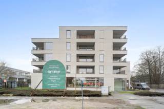 Dit moderne appartement in Zwijnaarde voldoet aan alle standaarden van comfort en luxe. Gelegen op een ideale locatie, biedt dit appartement een prachtig uitzicht vanaf het ruime terras. <br />Het appartement werd gebouwd in 2025, waardoor het voldoet aan de nieuwste bouwnormen en -eisen. Het is voorzien van moderne voorzieningen en heeft een energielabel A, wat betekent dat het energiezuinig is en lagere energiekosten met zich meebrengt.<br />Het gebouw is uitgerust met een lift, waardoor het appartement gemakkelijk toegankelijk is.<br />De ligging van dit appartement is een van de grootste troeven. Het is gelegen nabij het Parkbos en het Technologiepark en dicht bij alle voorzieningen zoals winkels, restaurants en openbaar vervoer. Bovendien is het slechts een korte afstand verwijderd van het bruisende stadscentrum van Gent.<br />Kortom, dit appartement biedt een perfecte combinatie van comfort, locatie en moderne voorzieningen. Met zijn ruime terras, lift, twee slaapkamers en badkamer, is het ideaal voor gezinnen of mensen die op zoek zijn naar een ruim en luxueus appartement in het Gentse.<br />Fraai aangelegde, gemeenschappelijke tuin met vijver.<br />Ondergrondse staanplaats in begrepen in de huurprijs.<br />Huurprijs: € 1300,00 + € 75,00 gemeenschappelijke kosten<br />Beschikbaar vanaf 1 juli.<br />Bel voor bezoek: Ulrik Willems 0495 93 38 35 of email uw@entree.be