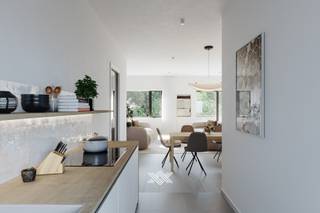 Dit appartement van 133 m² met 3 slaapkamers is gelegen op het gelijkvloers en 1ste verdieping en vlot bereikbaar via de lift. Het beschikt op het gelijkvloers over een inkomhal, een apart toilet, een berging met wasplaats én een polyvalente ruimte zoals een bureel/slaapkamer.<br /><br />De 1ste verdieping is toegankelijk via de interne trap in het appartement én met de lift in de circulatiehal. Deze verdieping is uitgerust met een inkomhal met vestiairehoek, een eet- en leefruimte met open keuken en een hal met apart toilet. De leefruimte heeft toegang tot het zuidwestelijk georiënteerd terras van 13 m² uitkijkend op het groen. Verder is het appartement voorzien van 2 slaapkamers, elk met een eigen badkamer voorzien van een dubbele lavabo en inloopdouche. <br /><br />De residentie ligt discreet in de tweede bouwlijn, weg van de straat en omgeven door een groene tuin. In de buurt vind je alles wat je dagelijks nodig hebt: supermarkten, buurtwinkels, scholen en mogelijkheden om te sporten of te ontspannen. <br /><br />Het appartement uitgerust met vloerverwarming met een eigen lucht-water warmtepomp en een ventilatiesysteem D met warmterecuperatie.<br /><br />Op zoek naar een appartement in een rustige, groene omgeving met een vlotte verbinding naar Gent? Ontdek wat Villa Staak te bieden heeft. Wij ontvangen je graag voor een persoonlijke en vrijblijvende kennismaking.