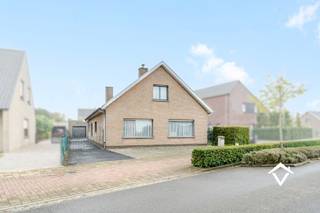 Deze verzorgde alleenstaande woning is gunstig gelegen in Ichtegem, op korte afstand van scholen, openbaar vervoer, winkels en andere dagelijkse voorzieningen. De woning bevindt zich op een ruim en gunstig georiënteerd perceel en beschikt over een aangelegde, zuidgerichte tuin, een ruime oprit met meerdere parkeerplaatsen én een aparte gemetste garage.<br /><br />Via de inkomhal betreedt u de gezellige leefruimte met houtkachel. Aansluitend bevindt zich de vernieuwde en volledig geïnstalleerde keuken, met daarnaast een praktische koele berging.<br />Op het gelijkvloers vindt u verder een bureauruimte die eveneens perfect dienst kan doen als slaapkamer, een ruime volwaardige slaapkamer, badkamer, afzonderlijk toilet en een praktische werk- en bergruimte. Hierdoor biedt de woning ook interessante mogelijkheden voor wie grotendeels gelijkvloers wenst te wonen.<br /><br />De eerste verdieping omvat twee volwaardige slaapkamers en een apart toilet, waar voldoende ruimte aanwezig is om bijkomend een douche te installeren. Daarnaast beschikt de woning over een ruime zolder die verder kan worden ingericht als vijfde slaapkamer, hobbyruimte of royale masterbedroom.<br /><br />De combinatie van een praktische indeling, veel ruimte, een mooie tuin en ruime parkeermogelijkheden maakt deze woning bijzonder interessant voor gezinnen die op zoek zijn naar comfortabel wonen in een rustige omgeving.<br /><br />Troeven:<br />- Geen renovatieverplichting<br />- Alleenstaande woning<br />- Ruim en zuidgericht perceel<br />- Aangelegde tuin<br />- Aparte gemetste garage<br />- Meerdere autostaanplaatsen op eigen terrein<br />- Mogelijkheid tot 5 slaapkamers<br />- Mogelijkheid tot grotendeels gelijkvloers wonen<br />- Verzorgde en praktische woning<br /><br />Op zoek naar een ruime woning met tuin en tal van mogelijkheden in Ichtegem? Contacteer Vastgoed Sinnaeve en plan uw bezoek ter plaatse.