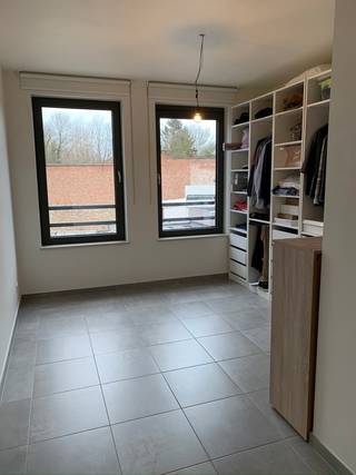 Ontdek dit prachtige en lichtrijke appartement gelegen in het hartje van Tienen.Bij het betreden van het appartement komt u in een inkomhal met apart...