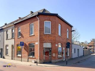 Kantoor- of praktijkruimte met commerciële mogelijkheden te koop in het centrum van Moorsel!Deze kantoorruimte bevindt zich op het gelijkvloers van...