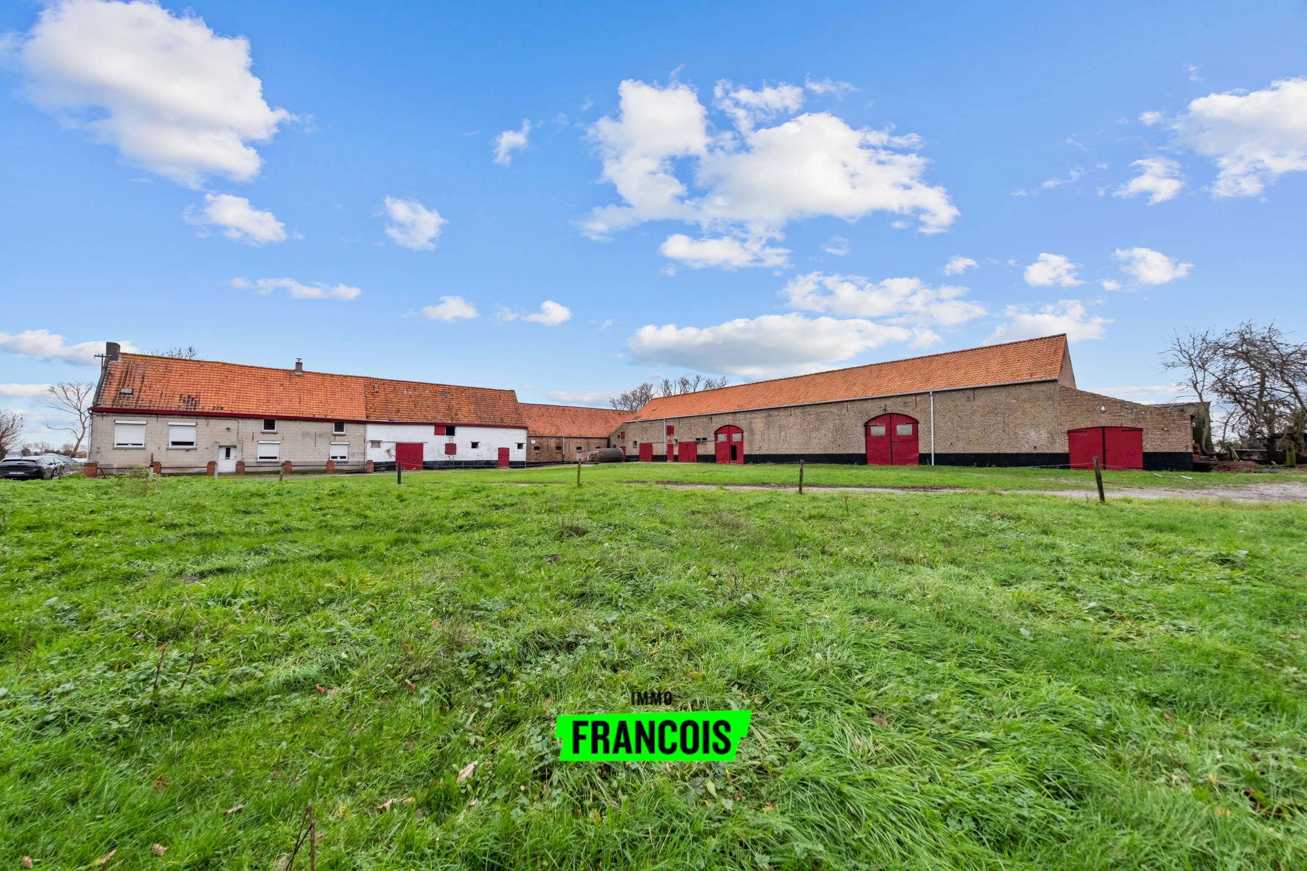 Te renoveren boerderij gelegen op een terrein van 5,3 hectare in het rustige Damme! - foto 2