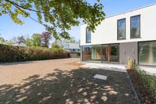 <p>Bent u op zoek naar energiezuinig en zorgeloos wonen? Een ideale investering? Of zoekt u eerder een moderne woning met oog op kwaliteit &amp; comfort? Gevonden!</p>
<p> </p>
<p>In de tweede bouwlijn en op een boogscheut van oprit E40 Aalst vinden we dit uitstekend gelegen nieuwbouwproject Eliani met 8 halfopen en gesloten bebouwingen. Elke woning in deze moderne verkaveling beschikt over 3 slaapkamers, een afgesloten privé tuin, een private berging en een autostaanplaats.</p>
<p> </p>
<p>Zo gebruikt men 'floor to ceiling windows' voor zoveel mogelijk lichtinval en geniet je van een lage energiefactuur dankzij de zonnepanelen, de regenwaterput en de warmtepomp (vloerverwarming &amp; koeling met ingebouwde boiler).</p>
<p> </p>
<p><u>Indeling W8</u></p>
<p>Via de inkomhal met apart toilet komen we in de leefruimte met half open keuken met aansluitend een berging. Dankzij de ingewerkte schuiframen is er geen opstap naar het terras met afgesloten tuin. Op de bovenverdieping vinden we 3 slaapkamers, wasplaats en de badkamer met inloopdouche, bad en dubbele lavabo en toilet.</p>