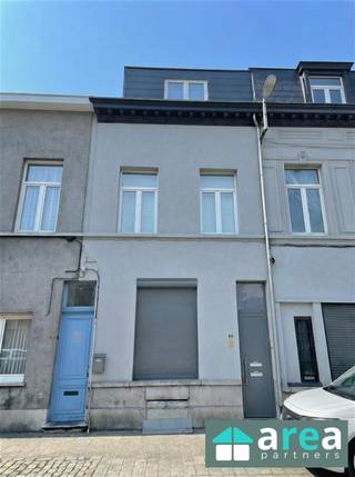 <p>MAAK UW AFSPRAAK ONLINE → AREA.BE → ‘TE HUUR’ </p><p><span><span>Ontdek deze juist gerenoveerde rijwoning met 2 ruime slaapkamers te 2060 Antwerpen. De woning bevindt zich vlak bij de Handelstraat en het metrostation Handel.</span></span><br /><br /><span><span>In de directe omgeving bevinden zich verschillende winkels, scholen, eetgelegenheden,…</span></span><br /> </p><ul><li>onmiddelijk beschikbaar</li><li>waarborg 3 maanden</li><li>ongemeubeld verhuurd, maar meubelen en toestellen kunnen worden gekocht</li></ul><p><br /><br /><span><span><u>Indeling:</u> het pand bevindt zich op de eerste en tweede verdieping, het gelijkvloers wordt niet mee verhuurd, deze ruimtes worden gebruikt als opslagruimte.</span></span></p><p><span><span>Gelijkvloers: inkomhal</span></span><br />Verdieping 1: Berging (5m²)<span><span>, lichtrijke living (20m²) en moderne keuken aan de achterzijde. De keuken is voorzien van een ingebouwde oven, kookvuur, vaatwasser (geen koelkast)</span></span><br />Verdieping 2:  2 <span><span>slaapkamers (20, 12m²) en zeer grote badkamer met inloopdouche (12m²). </span></span><br /><span><span> </span></span><br /><span><span>Voor meer informatie kan u terecht bij Area Partners. Info@area.be of 03/284.60.60 </span></span>Mogelijkheid om meubels, wasmachine en koelkast over te kopen.</p>