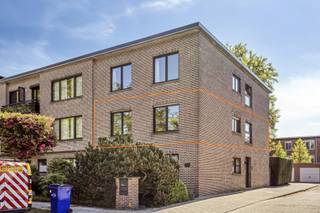 Dit gunstig gelegen appartement bevindt zich op de 1e verdieping van een kleinschalig gebouw zonder lift. Via een ruime gemeenschappelijke overloop bereikt u het appartement dat als volgt is ingedeeld: inkomhal met vestiaire, woon- en eetkamer 32m² met toegang tot een gesloten keuken 9m² met ontbijthoek en toestellen. De hal geeft uit op een badkamer met douche en wandmeubel met lavabo, een aparte berging met aansluiting voor wasmachine, een gastentoilet en 2 slaapkamers (13m² en 16m²), waarvan één toegang biedt tot het zuidoost gericht terras. Achteraan het terrein is er een garagebox, voorzien van een lichtpunt en elektriciteit. Dankzij de ligging nabij scholen, parken, openbaar vervoer en de dorpskern van Kapellen, is het hier aangenaam vertoeven en rustig wonen.