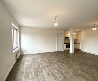 Op een rustige ligging, nabij de Onze-Lieve-Vrouwemarkt, bevindt zich dit op te frissen appartement met één volwaardige slaapkamer in de residentie "Delfino" op de 2de verdieping (hoogste verdiep, aan de achterkant). Mits de nodige creativiteit kan hier opnieuw een aangename en comfortabele woonst gecreëerd worden.<br /><br />De indeling omvat:<br /><br />- een ruime leefkamer met een open zicht en aangename natuurlijke lichtinval;<br />- een open, eenvoudig keukenblok voorzien van spoelbak, oven, keramische kookplaat, dampkap en koelkast;<br />- een aparte, volwaardige slaapkamer;<br />- een ingerichte badkamer met lavabo, douchecel en toilet.<br /><br />Extra voorzieningen:<br /><br />- aansluiting op stadswater;<br />- zonnepanelen;<br />- PVC-ramen met dubbele beglazing;<br />- elektrische verwarming.<br /><br />Een interessante opportuniteit voor wie op zoek is naar een appartement met een centrale ligging en bereid is om het naar eigen smaak op te frissen. Ook voor de investeerder een uitgelezen kans.<br /><br />Het appartement er tegenover (bus 23) bieden wij eveneens te koop aan. <br /><br />Ontdek deze beide opportuniteiten op de bezoekdag van donderdag 8 oktober 2026! Reserveer uw tijdslot spoedig!