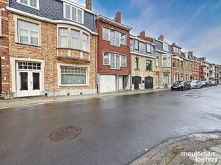 Net aan de rand van Brugge centrum is in Sint-Kruis deze kleinschalige meergezinswoning gelegen met verschillende winkels en diensten op wandelafstand. Het historische centrum van Brugge is op slechts enkele minuten wandelen gelegen. Ook een bushalte is in de nabije omgeving gelegen. <br /><br />Het gebouw bestaat uit volgende indeling: <br />Gelijkvloers: inkomhal met de trap naar bovenverdiepingen, twee privatieve bergingen van de appartementen, een inpandige garage en de hal naar de ruime tuin. <br />Op de eerste en tweede verdieping is telkens een appartement voorzien, bestaande uit: een inkomhal, een leefruimte, een badkamer met douche en toilet, een slaapkamer en een keuken met aansluitend balkon. <br />Op de bovenste verdieping is een ruime zolder aanwezig, waar het gemeenschappelijk verwarmingssysteem is voorzien op aardgas. <br /><br />Het gebouw is op heden volledig verhuurd met trouwe huurders. <br />Beide appartementen hebben een energiescore B. <br /><br />Bij interesse, plan een vrijblijvend bezoek in via ons kantoor! <br />050 82 37 71 – verkoop@meuleman-loeters.be