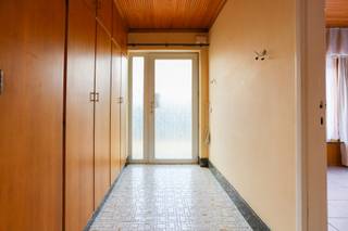 <p>Nabij het centrum van Beveren bevindt zich deze prachtig onderhouden bungalow met heel wat potentieel.<br /><br />De inkomhal met ingemaakte kasten biedt toegang tot zowel het leefgedeelte als de 1ste slaapkamer die ook kan dienen als bureauruimte. Het leefgedeelte omvat een ruime woonkamer met mooie lichtinval en zicht op de groene voortuin, een hal met toegang tot de keuken, een badkamer, een gastentoilet en nog 2 ruime slaapkamers. Vanuit de keuken kom je in de droge kelder, ideaal als opbergruimte. Eén van de troeven van deze woning is de veranda van 26m² met zicht op de prachtig onderhouden, ruime en zonnige tuin. <br /><br />De grote garage en lange oprit met carport zorgen ervoor dat parkeren bij de woning absoluut geen probleem zijn. Een bijkomende troef is de aanwezigheid van een kruipkelder, wat extra mogelijkheden biedt bij renovatiewerken.<br /><br />Ben je op zoek naar een gelijkvloerse woning op een centrale locatie, met ruimte, parkeermogelijkheden en renovatiepotentieel? Wij leiden je graag rond!</p>