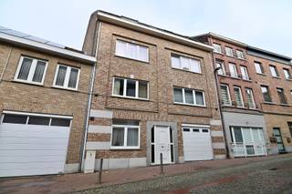 In het centrum van Sint-Truiden, bevindt zich dit mooi gerenoveerde gelijkvloerse 1-slaapkamer-appartement met een ruime stadstuin. Een...