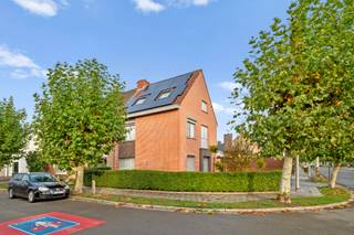 Deze instapklare en piekfijne woning op ca 296m2 werd enkele jaren geleden volledig gerenoveerd met degelijke materialen. De woning kent...