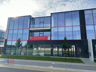 <strong>236 m² nieuwbouw kantoorruimte</strong> te koop op de bedrijvige site 'Nelca Zuid' te Lendelede. Zeer vlot bereikbaar dankzij de nabijheid van de N36. Het kantoor is gelegen op de <strong>1e verdieping</strong>, voorzien van <strong>grote raampartijen</strong> en geniet dankzij de ligging van een goede visibiliteit. <br /><br />De kantoorruimte wordt voorzien van een verhoogde vloer, elektrische installatie, sanitair en terrastegels. Alsook <strong>zonnepanelen</strong>, ventilatie en verwarming worden geplaatst. De open kantoorruimte geeft u de mogelijkheid deze verder in te richten volgens uw noden en wensen.<br /><br />Ruime parkeermogelijkheden op de site en <strong>onmiddellijk beschikbaar</strong>. Fantastisch gelegen op een toplocatie met een vlotte ontsluiting naar de E17 en de E403.<br /><br />Contacteer <strong>PANORAMA B2B</strong> voor bijkomende technische inlichtingen, plannen of een vrijblijvend plaatsbezoek <strong>056 222 256</strong>.