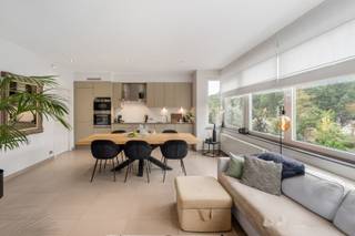 Dit instapklare appartement is gelegen in Heist, op een gunstige locatie nabij de zeedijk. Het appartement bevindt zich in een recente residentie uit 2006 en combineert een praktische indeling met aangename leefruimtes en een prachtig open en groen zicht.<br /><br />Bij het binnenkomen beschikt het appartement over een ruime inkomhal met vestiairekast en een afzonderlijk toilet. De lichtrijke leefruimte biedt plaats aan een gezellige zithoek en eethoek en geniet dankzij het open zicht van een aangenaam ruimtelijk gevoel. Aansluitend bevindt zich de open leefkeuken, die voorzien is van alle nodige comfort.<br /><br />Verder beschikt het appartement over een praktische berging met aansluiting voor een wasmachine. Er zijn twee volwaardige slaapkamers aanwezig. De ruime eerste slaapkamer is uitgerust met ingebouwde kasten en biedt rechtstreeks toegang tot het terras. Ook de tweede slaapkamer beschikt over een rechtstreekse toegang tot het terras. De badkamer is ingericht met een douchebad en een dubbele wastafel.<br /><br />Het appartement is voorzien van hoogrendementsbeglazing en wordt individueel verwarmd via een eigen condensatieketel op aardgas. De elektrische installatie is conform. Dankzij de vele ingebouwde kasten is er bovendien heel wat praktische opbergruimte aanwezig.<br /><br />De ligging biedt een uitstekende bereikbaarheid met het openbaar vervoer en alle dagelijkse voorzieningen bevinden zich op korte afstand. Bovendien bevindt de zeedijk zich nabij, waardoor ook de kust en het strand vlot bereikbaar zijn.<br /><br />Indeling:<br />- Inkomhal,<br />- Vestiairekast,<br />- Apart toilet,<br />- Lichtrijke leefruimte met zithoek en eethoek,<br />- Open leefkeuken voorzien van alle comfort,<br />- Berging met aansluiting voor wasmachine,<br />- Ruime eerste slaapkamer met ingebouwde kasten en toegang tot het terras,<br />- Tweede slaapkamer met toegang tot het terras,<br />- Badkamer met douchebad en dubbele wastafel,<br />- Terras,<br /><br />Een instapklaar appartement met twee slaapkamers, terras, veel opbergruimte en een prachtig open en groen zicht, gelegen op een uitstekende locatie nabij de zeedijk en alle voorzieningen. Ideaal als vaste woonst, tweede verblijf of investering.<br /><br />Contacteer ons gerust voor meer informatie of om een bezoek ter plaatse in te plannen.