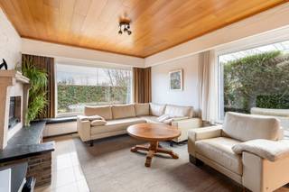 Deze keurig onderhouden eigendom heeft de volgende opdeling: de gelijkvloerse verdieping beschikt over een inkomhal met doorgang naar de living, apart bureau en toilet. De gezellige leefruimte beschikt over een kwalitatieve afwerking en connectie tussen tv-ruimte en eetruimte mét zicht op de voor &amp; achtertuin. De leefruimte beschikt over voldoende lichtinval en zicht op groen! Vervolgens is er een aparte keuken. Aansluitend bij deze keuken heeft u de berging en inpandige garage. Via de keuken of berging/waslokaal kan u de tuin en de aparte magazijnruimte, met een oppervlakte van 85m², bereiken. Een troef is dat u deze aparte ruimte ook als extra garage kan gebruiken.<br /><br />Tot slot heeft u op de 1ste verdieping het slaapgedeelte. In totaal zijn er 2 ruime slaapkamers en een badkamer met alle comfort. De bovenverdieping is voorzien van kwalitatieve parket.<br /><br />Een geweldige thuis voor voor wie niet ver van centrum Sint-Niklaas wil wonen maar toch van alle rust wil genieten én een vlotte verbinding wil.<br />Plan snel uw bezoek in en laat u aangenaam verrassen door deze eigendom met al z'n troeven!