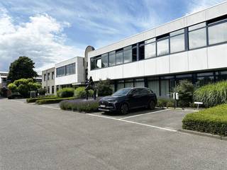 Erg ruim kantoor te huur in het bedrijvenpark ‘De Zillen’, met een makkelijke bereikbaarheid nabij de oprit E17 en E34. <br />Specificaties: <br />- Kantoor opp. 1.255 m², - grond oppervlakte perceel: 13.000 m², - Aluminium schrijnwerk met dubbele beglazing, - Airconditioning, - Zonnepanelen aanwezig, <br />- Kitchenette van 40m², - Privatief sanitair m/v en <br />- Gas-, water-, en elektriciteitsaansluiting. <br />Huurprijs totale opp. (1.255 m²) = 8.889 euro per maand. <br />Huurprijs 400 m² = 2.833 euro per maand. <br />Benieuwd naar dit bedrijfsvastgoed te huur in Mol? <br />Contacteer info@immodelestre.be of 054 33 62 52. <br />www.immodelestre.be<br />