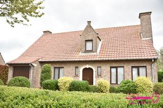 * Een alleenstaande gelijkvloerse woning met grote tuin<br />* Gelegen langs een verbindingsweg (Tieltstraat) tussen Tielt en Meulebeke<br />* 822 M² grondoppervlakte<br />* Bouwjaar 1990<br />* Buiten : oprit - voortuin - grote tuin achteraan<br />* Verdiep -1 : kelder<br />* Verdiep 0 : inkomhal - apart toilet - slaapkamer of bureel - living - keuken - nachthal - badkamer - slaapkamer - garage<br />* Verdiep 1 : ruime geïsoleerde zolder waarvan een deel reeds ingericht is als slaapkamer<br />* Verwarming door middel van centrale verwarming op aardgas (recente ketel 2020)<br />* EPC 272 kWh/(m² jaar) (UC 20200910-000231879-RES-1) LABEL C = GEEN RENOVATIEPLICHT<br />* Elektriciteit conform tot 10 september 2045<br />* Vg/Wg/Gvv/GVkr/Gmo<br />* Momenteel verhuurd (beschikbaar voor eigen gebruik maximaal 6 maanden na notariële akte)