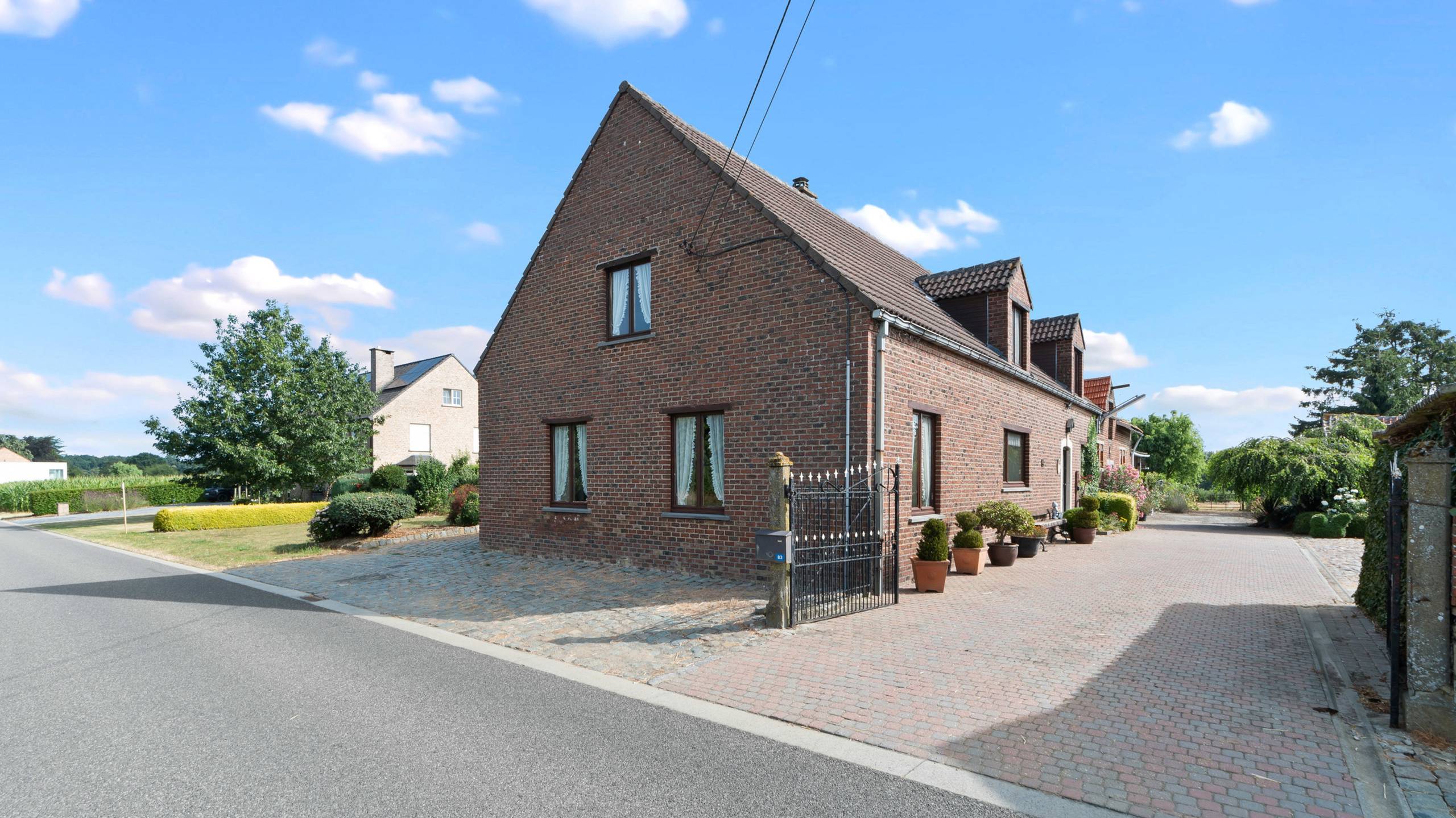 TIELT-WINGE- Ruime woning met bijgebouwen, binnenkoer op 96a - foto 3