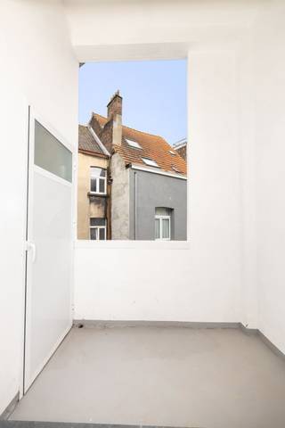 <p>Op een steenworp van de Hallepoort ontdekt u een zeldzaam pand waar de charme van vroeger samenkomt met hedendaags comfort.<br />Gelegen in een elegant karaktergebouw uit 1908, biedt dit volledig gerenoveerde appartement een bruto-oppervlakte van ±62 m² (volgens EPC) en weet het meteen te verleiden door zijn authenticiteit, lichtinval en kwalitatieve afwerking.</p>
<p>De leefruimte werd ontworpen om een omgeving te creëren die zowel warm als functioneel is. Het appartement beschikt over één erkende slaapkamer en een aangename bureauruimte van ±10 m², die eenvoudig kan worden ingericht als tweede slaapkamer, afhankelijk van uw behoeften. Aan de achterzijde vervolledigt een rustig balkon het geheel op harmonieuze wijze en vormt het een echte meerwaarde in het dagelijks leven.</p>
<p>Ook technisch is alles voorzien voor een aankoop in alle gemoedsrust: EPC C, conforme elektriciteit en een nieuwe individuele gasketel geplaatst in 2025. Gelegen in een kleine, goed onderhouden mede-eigendom, zonder lift en met lage lasten, vormt dit appartement een bijzonder interessante opportuniteit, zowel voor een eerste aankoop als voor een kwalitatieve investering.</p>
<p>Ook de ligging is een grote troef: in de onmiddellijke nabijheid van het openbaar vervoer, winkels en alle voorzieningen geniet u hier volop van het stadsleven, gecombineerd met een aangename woonomgeving.</p>
<p>Een instapklaar pand, zonder werken, dat authenticiteit, comfort en een strategische ligging perfect combineert.</p>
<p><span>2e verdieping rechts</span>: LOT 6</p>
<ul>
<li>Woonkamer met open keuken van ± 22 m²</li>
<li>Bureauruimte of slaapkamer van ± 10 m² met toegang tot het balkon</li>
<li>WC</li>
<li>Douchekamer</li>
<li>Slaapkamer van ± 15 m²</li>
</ul>
<p>Kelder</p>