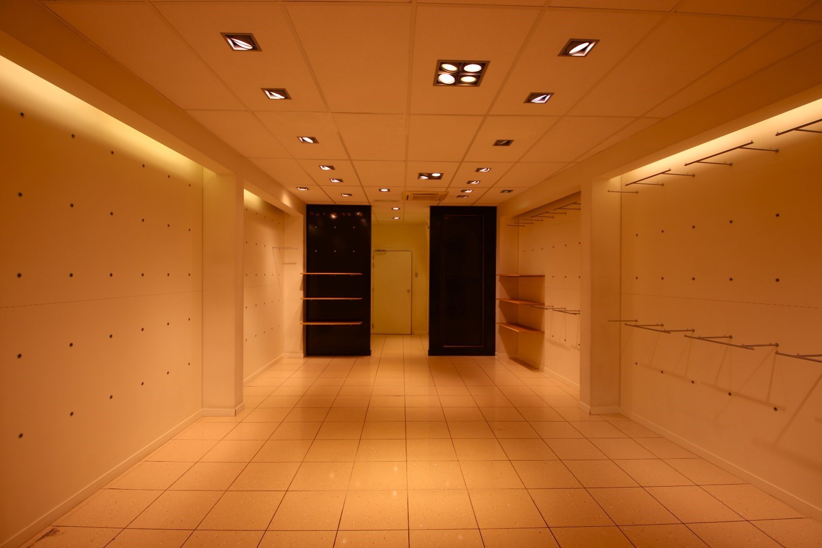 Recente handelsruimte met kelder in de Nieuwstraat te Geel - foto 4