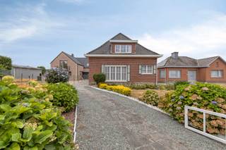 <p>Karaktervolle en degelijke villa met grote, zonnige tuin te Sint-Martens-Lierde.</p>
<p>Deze charmante open bebouwing is te renoveren maar biedt u een degelijke structuur en indeling met heel wat renovatiepotentieel.</p>
<p>De woning beschikt momenteel op het gelijkvloers over een inkomhal, kelder, leefruimte, keuken met aangrenzende eetplaats, 1 heel grote slaapkamer met badkamer en suite.</p>
<p>Op de eerste verdieping bevinden zich 2 ruime slaapkamers, enkele bergruimtes en een kleinere kamer die kan ingericht worden als dressing / badkamer / bureau…</p>
<p>Achter de woning treffen we nog een grote garage, tuinhuis en stalling. Ideaal als extra opbergruimte of hobbyruimte.</p>
<p>Dit alles op een perceel van 1655m² met een mooi groenzicht! Ideaal voor het houden van schapen, geiten, kippen, …</p>
<p>Renovatieplicht WEL van toepassing! EPC: 725 kWh – label F</p>
<p>[WgLk, Gvg, Gdv, Gvkr, Gvv]. G-score: A en P-score: B</p>
<p>Voor meer info of een bezoek: 0485/85.86.65 of info@vhvastgoed.be</p>
