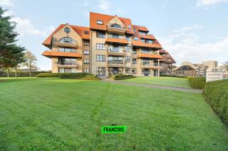 Deze ruime en residentieel gelegen studio van 57 m² bevindt zich op de 4de verdieping van de prachtige Residentie Villa Elisa (1999), op een zucht...