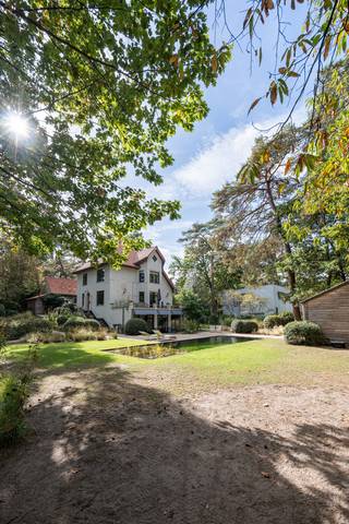 <div>
<div>Voor verdere info of een vrijblijvende waardebepaling van uw eigendom: joeri@homixx.be of 016 199 346.<br /><br />In de gegeerde Oude Putsebaan te Keerbergen stellen wij graag deze unieke, open monumentale bebouwing aan u voor. Gelegen op een indrukwekkend perceel van 2.750 m² en met een royale bewoonbare oppervlakte van 295 m², verenigt deze karaktervolle villa een charmante, tijdloze uitstraling met eigentijds wooncomfort. Dankzij een gunstige EPC-score C is er bovendien geen renovatieplicht van toepassing.<br /><br />Via de automatische poort betreedt u het domein, waar meerdere buitenparkeerplaatsen én een laadpaal voor uw elektrische wagen voorzien zijn. Een grote extra troef is het functionele bijgebouw met een aparte zijingang, dat plaats biedt aan 2 wagens en diverse invullingen toelaat. Bij het binnenstappen valt meteen het gebruik van smaakvolle, kwalitatieve materialen op. De lichtrijke leefruimte sluit naadloos aan op de gerenoveerde open keuken, die volledig is uitgerust met hoogwaardige toestellen en verfijnde afwerking.<br /><br />De woning beschikt over vier volwaardige slaapkamers. Op de zolderverdieping werden reeds extra kwalitatieve kamers ingericht, wat zorgt voor een zee aan ruimte. Met twee badkamers en drie aparte toiletten geniet elk gezinslid van optimaal comfort. Daarnaast is de villa uitgerust met een praktische wasplaats, een kelder en zonnepanelen voor een energiezuinig gebruik.<br /><br />Buiten is het heerlijk vertoeven. Het terras kijkt uit op de prachtige tuin zonder inkijk, waar u in alle rust en privacy kan ontspannen. De idyllische zwemvijver en de ingebouwde sauna maken de ultieme wellnessbeleving in uw eigen tuin compleet.<br /><br />Een uitzonderlijke opportuniteit voor wie op zoek is naar ruimte, charme en modern comfort op een toplocatie.</div>
</div>