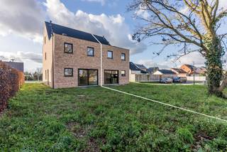 <p>Ontdek deze halfopen nieuwbouwwoning gebouwd in landelijke stijl, gelegen in het rustige Meerhout. <br /><br /><strong>Troeven:</strong><br />- Verfijnde afwerking met een uitzonderlijk laag E-peil van slechts 8.<br />- Hoogwaardige isolatie en innovatieve technieken<br />- Warmtepomp (lucht-water) <br />- Zonnepanelen (4.250 W) <br />- Ventilatiesysteem type D<br />- Regenwaterrecuperatie (5.000 liter) aangesloten op de buitenkraan en beide toiletten.<br /><br />Met een doordachte indeling en het optimaal gebruik maken van de woonoppervlakte van maar liefst 190 m² beschikt deze woning over 4 ruime slaapkamers, royale leefruimte en een aangename tuin met zicht op de velden van Meerhout. Deze woning is daarom ook perfect voor gezinnen. De locatie combineert rust en natuur met een vlotte bereikbaarheid van scholen, winkels, andere voorzieningen als ook makkelijke verbinding met naastliggende gemeentes, dorpen en steden.</p>
<p><strong><span>Prijsinformatie:<br /></span></strong><span>De geadverteerde prijs is <strong>exclusief</strong>: <strong>21% btw</strong>, aansluitingskosten, notariskosten en registratierechten op het grondaandeel. Meer informatie over de totale aankoopprijs vindt u terug in het financiële luik.<br /><br /></span>Heeft u interesse en wenst u meer informatie of een bezichtiging? Contacteer ons dan via het nummer 013 66 62 08.</p>